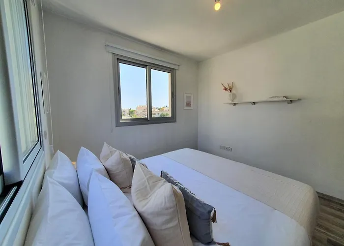 Phaedrus Living: Center Cozy Flat Demetra 102